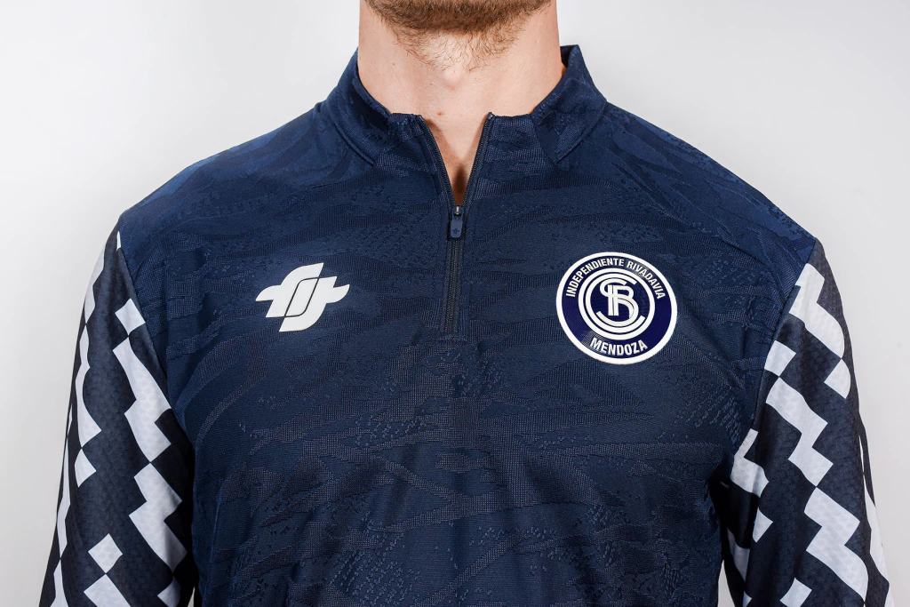 Buzo Monogram CSIR - AIFIT 2026 - Imagen 3